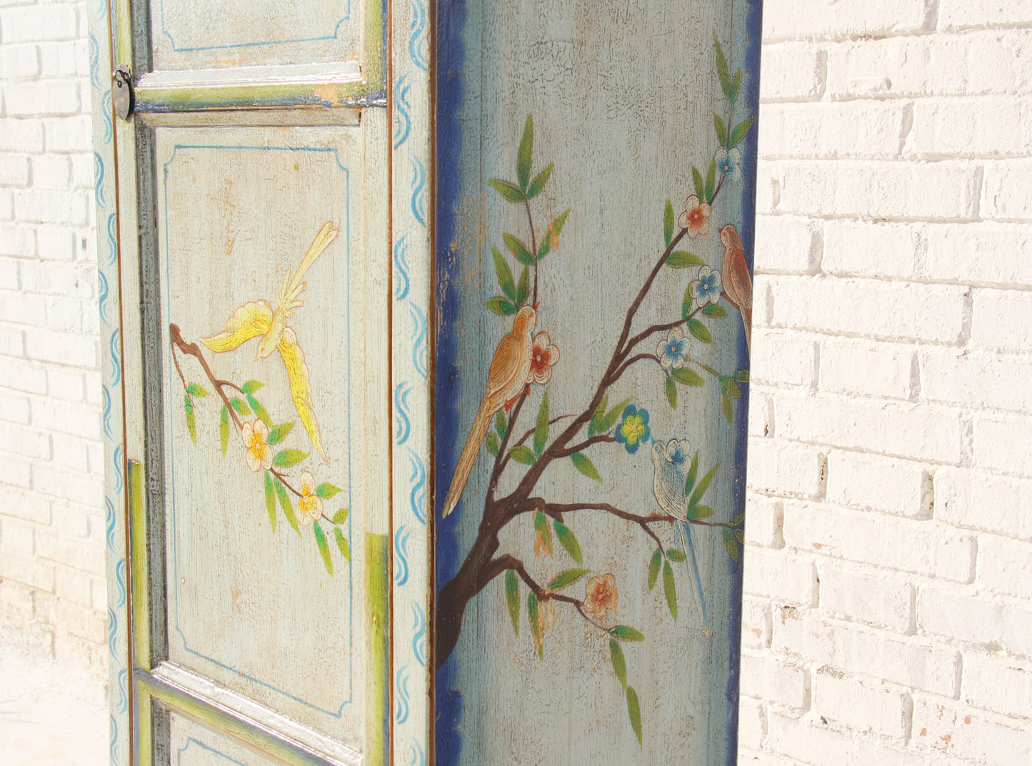 Eleganter chinesischer Hochschrank in Türkis mit kunstvollen Verzierungen aus Massivholz