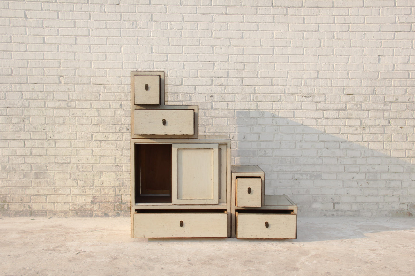 Eleganter Chinesischer Treppenschrank aus massivem Naturholz in Weiss