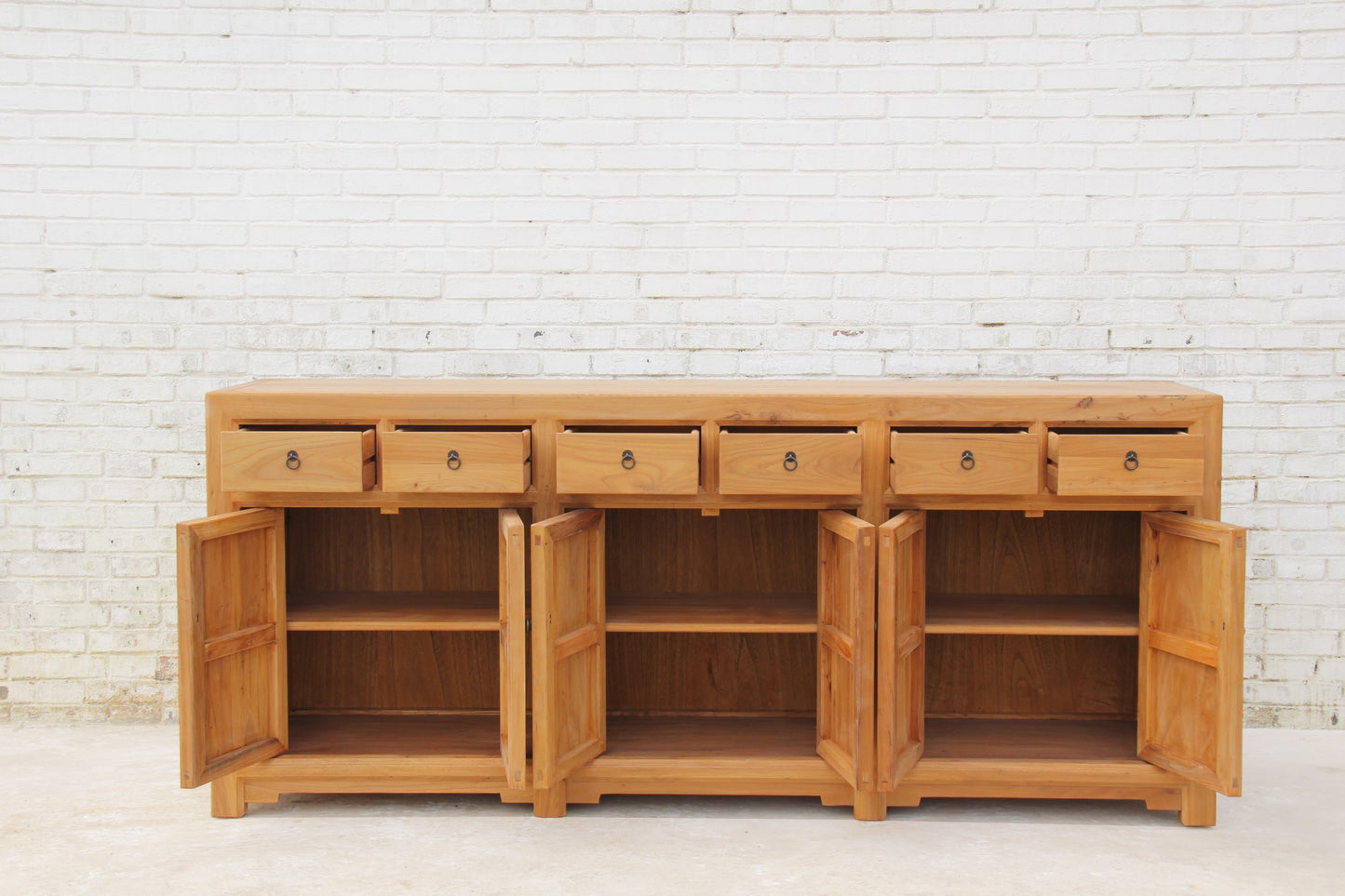 Aufwendig verarbeitetes Chinesisches Sideboard aus massivem Naturholz