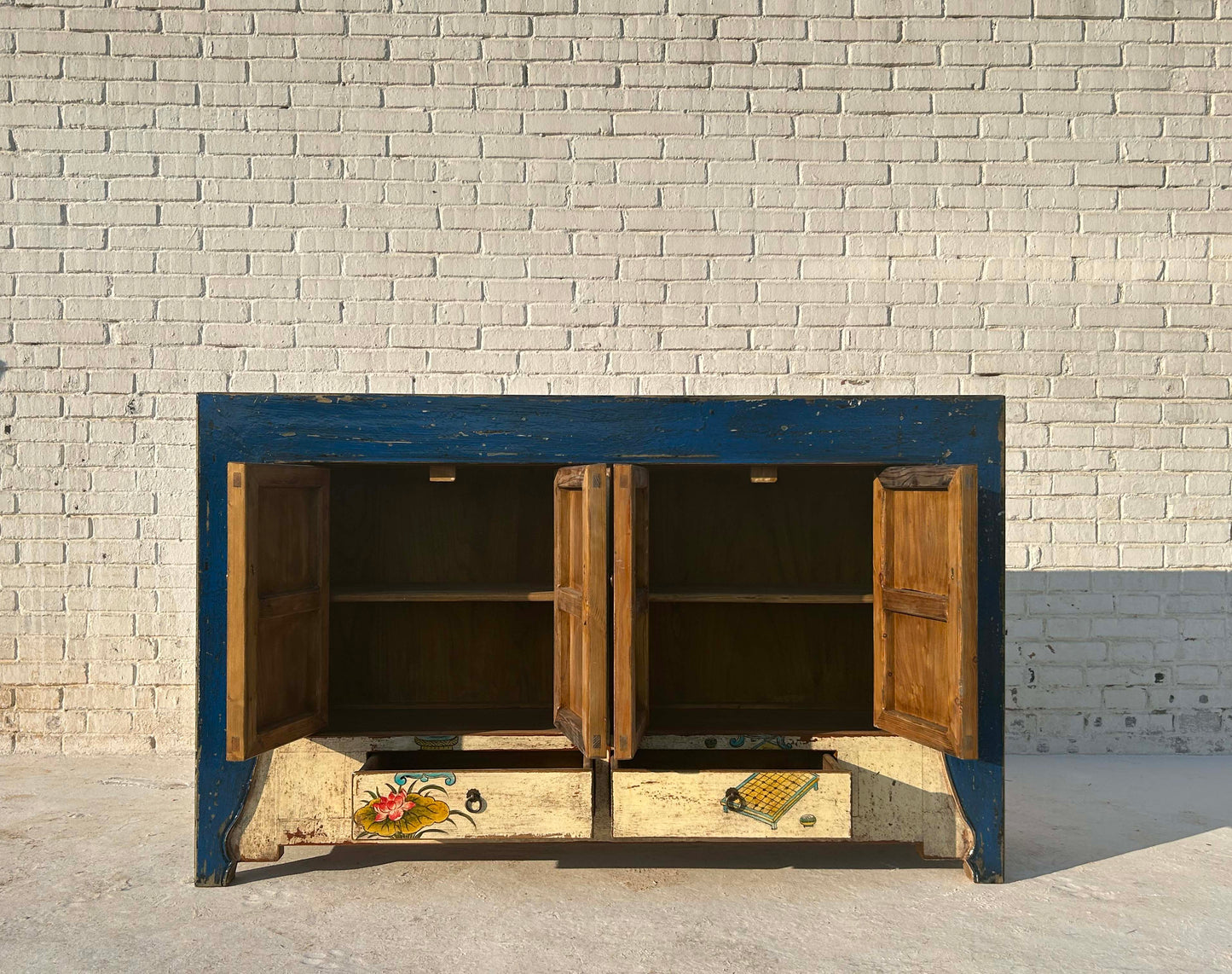 In Handarbeit bemaltes China- Schrank mit traditionellem Muster aus edlem Massivholz