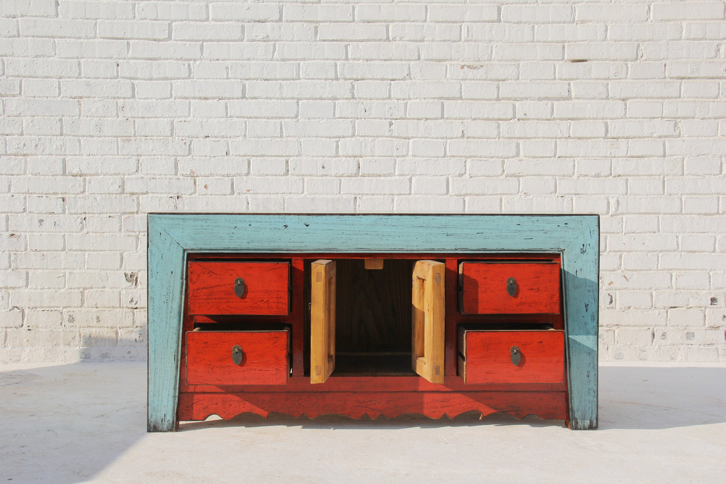 Massivholz-Asia-Kommode, duale Farben, traditionelle Dekorelemente.