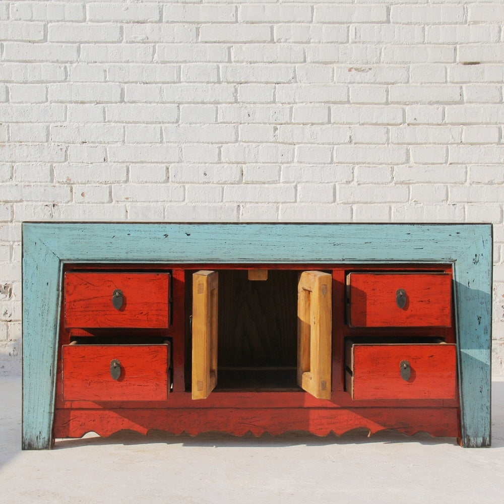 Massivholz-Asia-Kommode, duale Farben, traditionelle Dekorelemente.