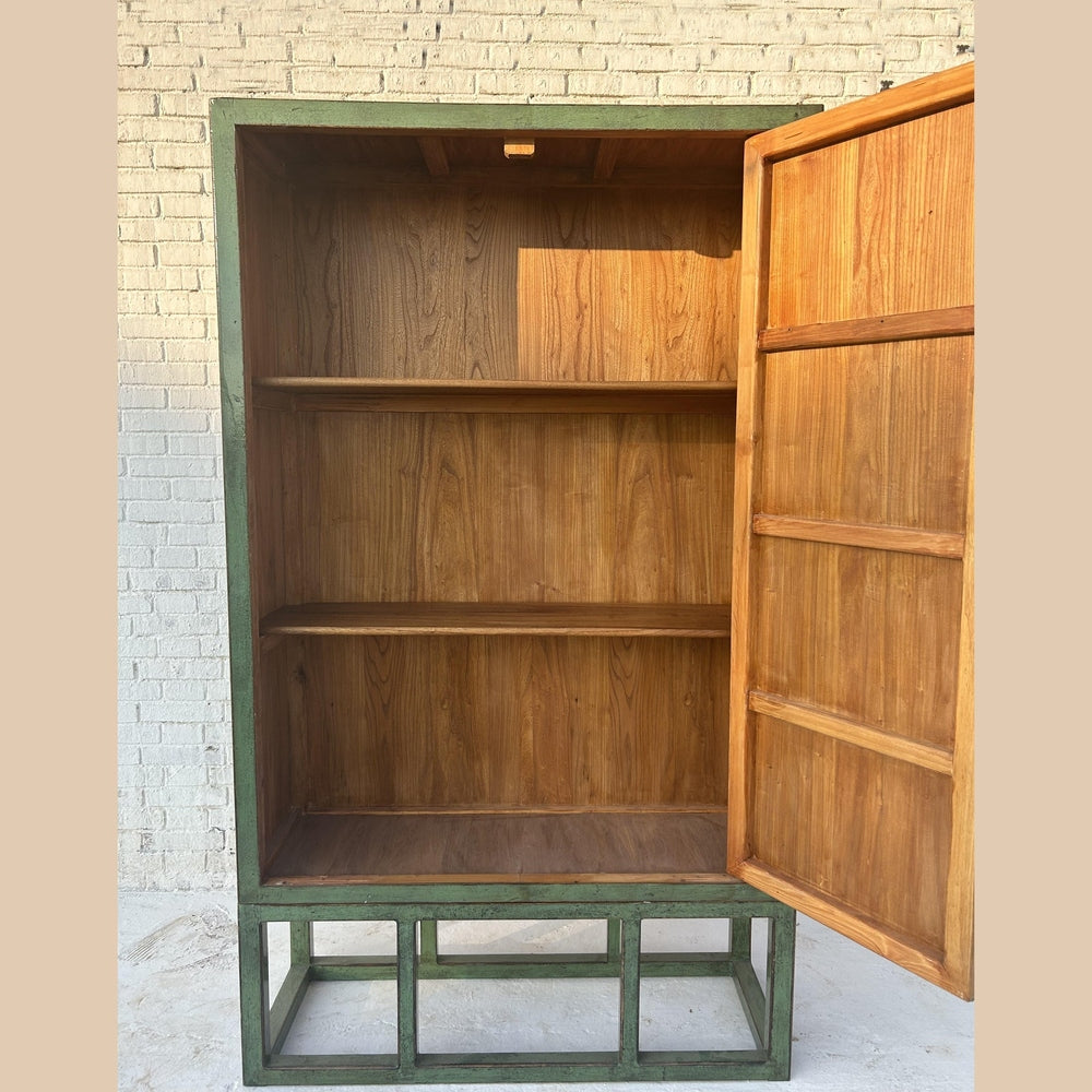 Kleiderschrank mit Kleiderstange und Regalboden aus Vollholz