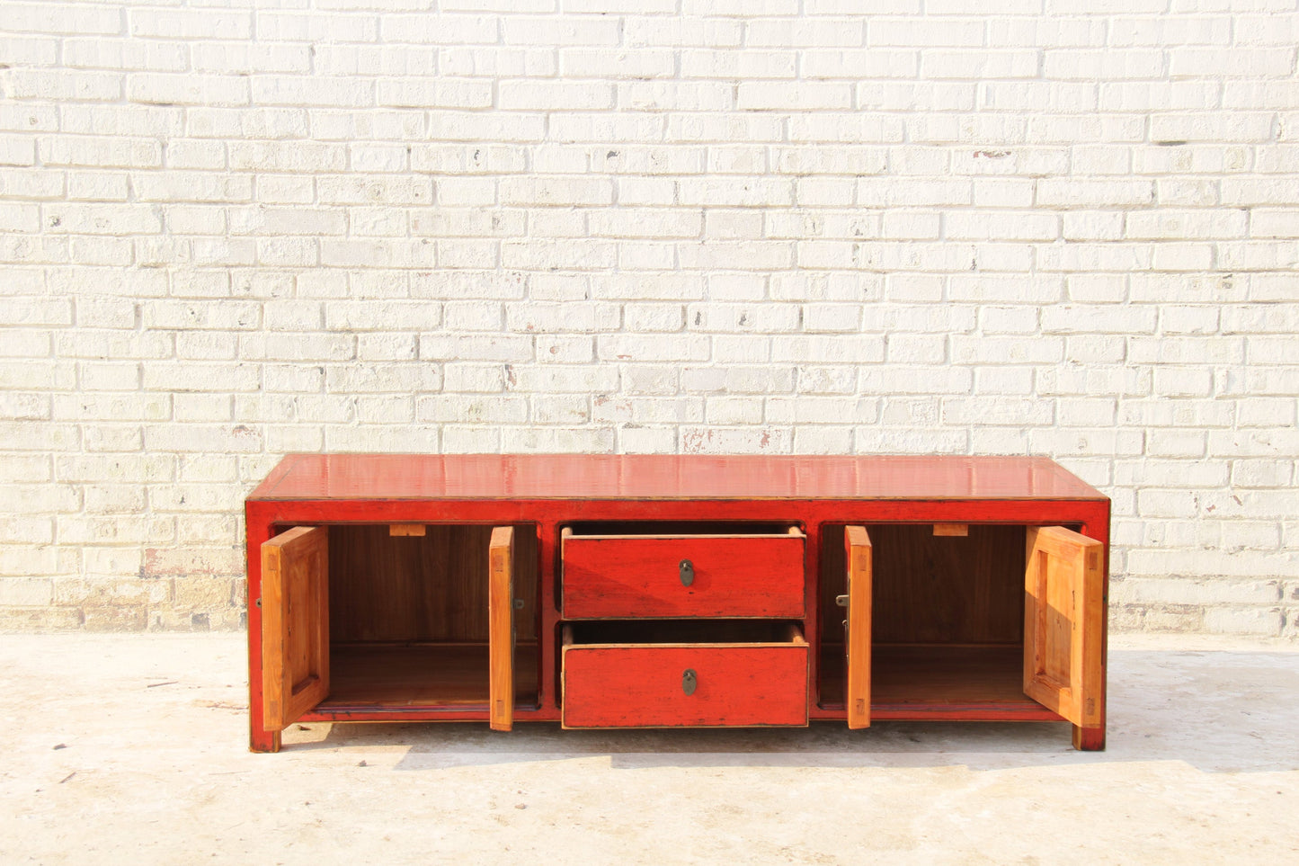 China Lowboard aus massivem Naturholz