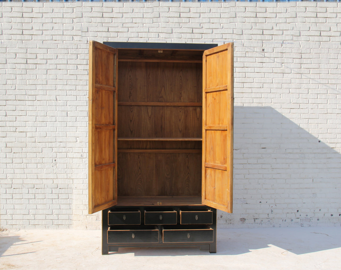 Chinesischer Kleiderschrank aus stabilem Naturholz handgefertigt