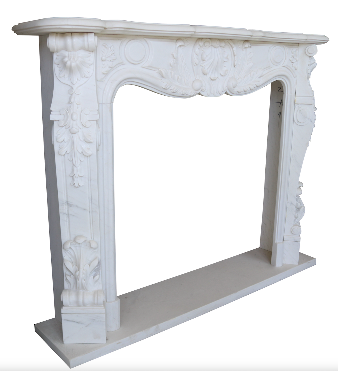 Verspielter Kamin aus weißem Marmor in Handarbeit gefertigt