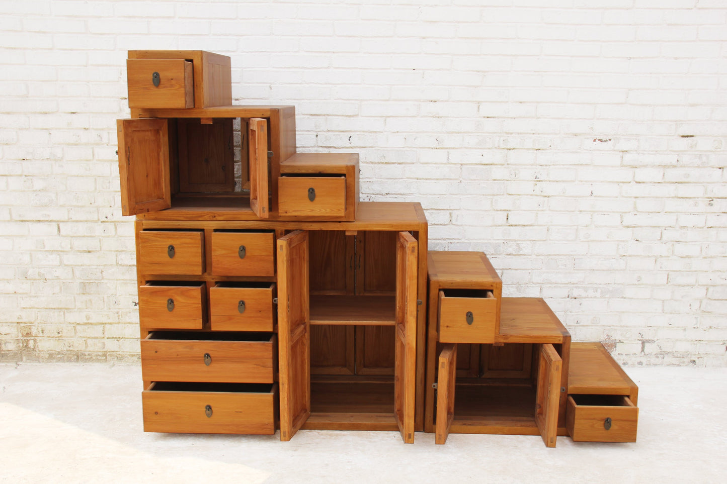 Trepppenschrank aus Massivholz mit natürlicher Patina handgefertigt