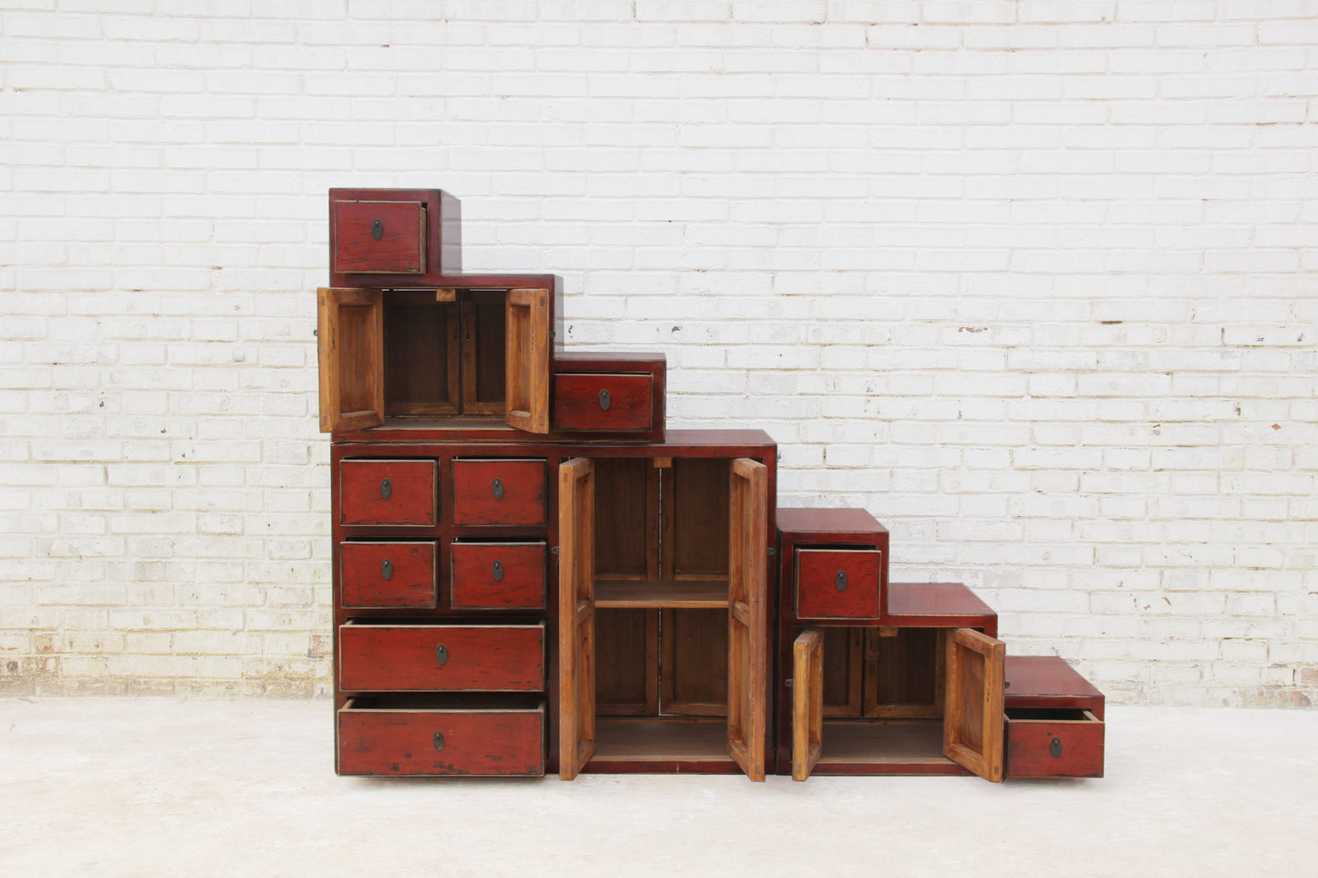 Treppenschrank in traditioneller Farbgebung aus Vollholz handgefertigt