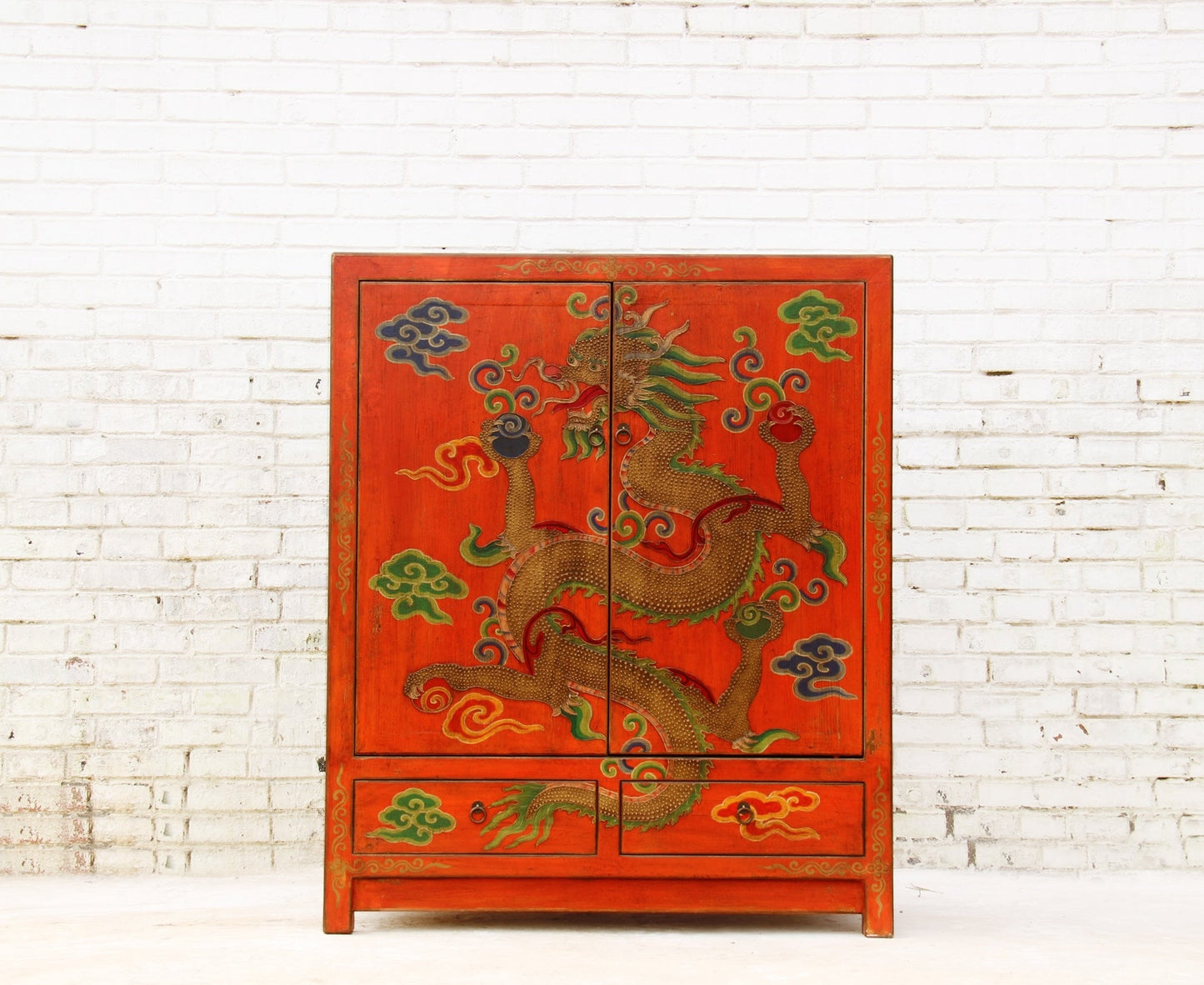 Edler China Schrank aus Massivholz in aufwendiger Handarbeit bemalt.