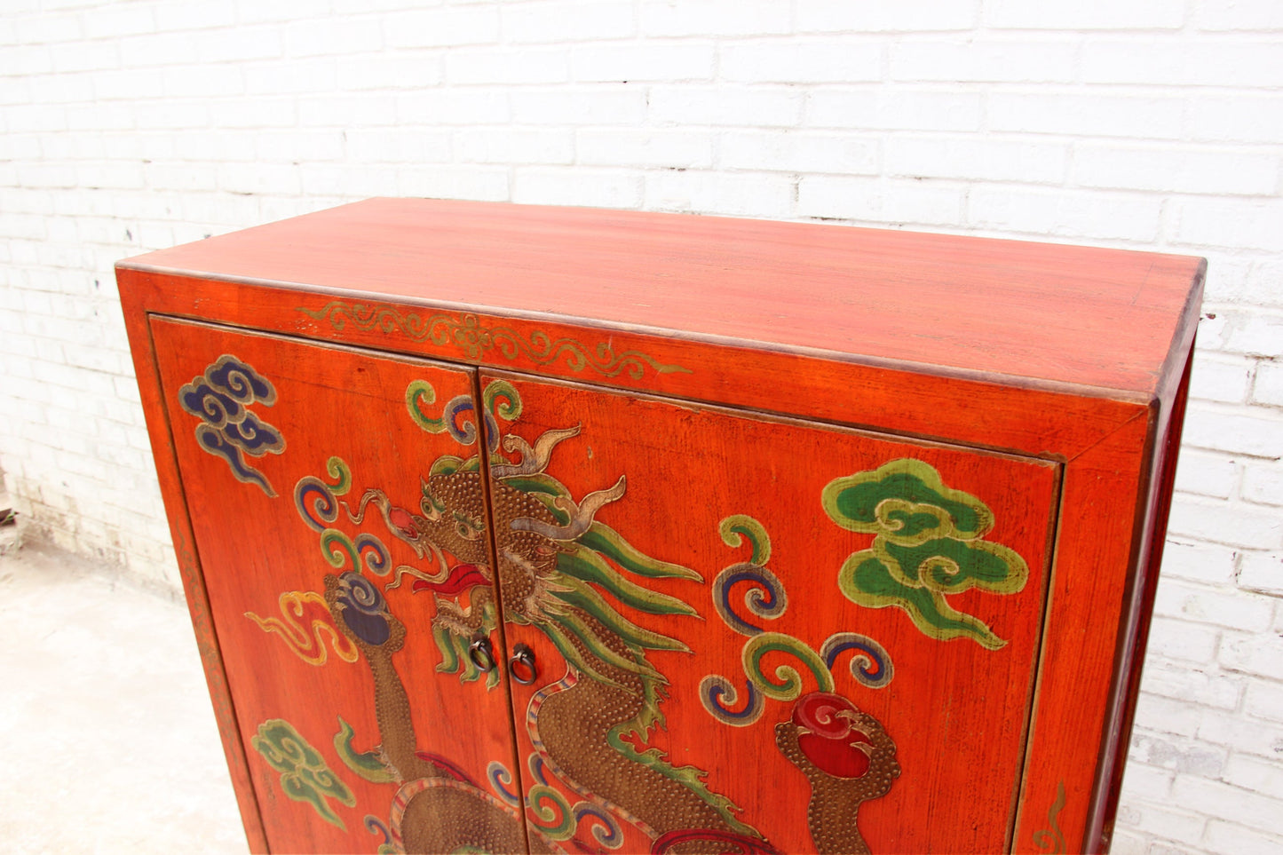 Edler China Schrank aus Massivholz in aufwendiger Handarbeit bemalt.