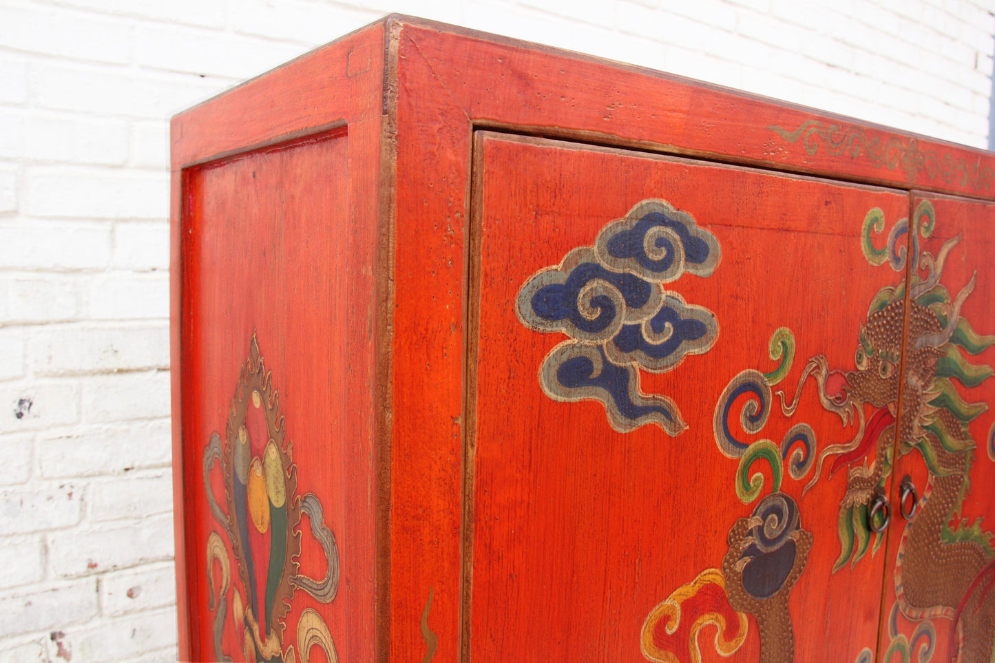Edler China Schrank aus Massivholz in aufwendiger Handarbeit bemalt.