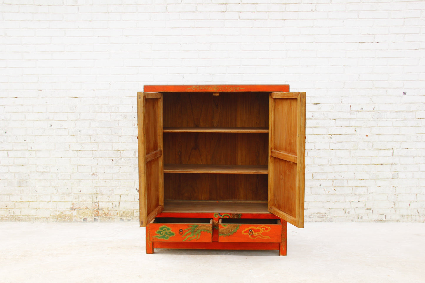Edler China Schrank aus Massivholz in aufwendiger Handarbeit bemalt.