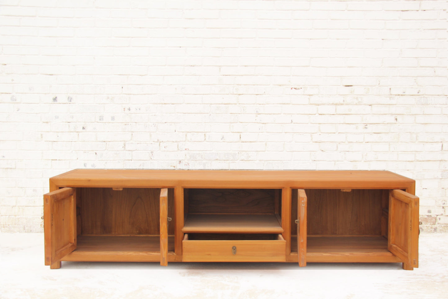 TV-Lowboard im angesagten Kolonialstil in edler Farbgebung Vollholz