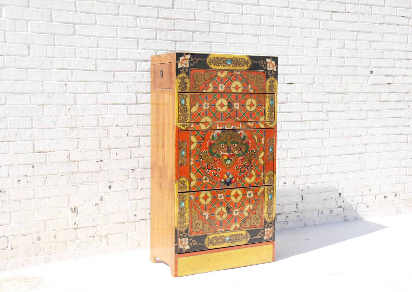 Aufwendig bemalter Schrank aus Asien aus Vollholz