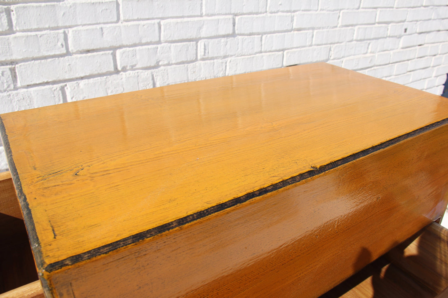 Schuhschrank in Orange aus Vollholz handgefertigt