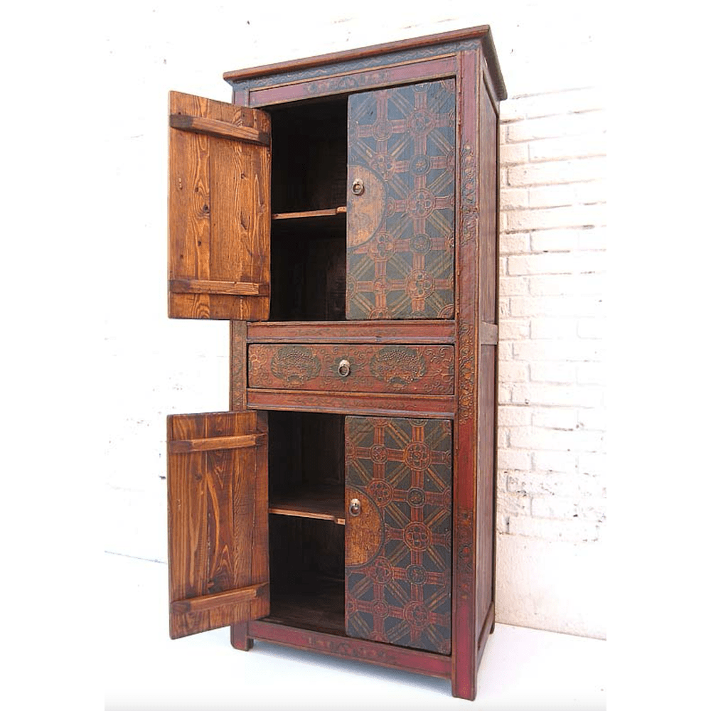 Eleganter China Schrank in liebevoller China Schrank mit traditionellen Mustern bemalt aus Massivholzmit traditionellen Mustern bemalt aus Massivholz hergestellt.