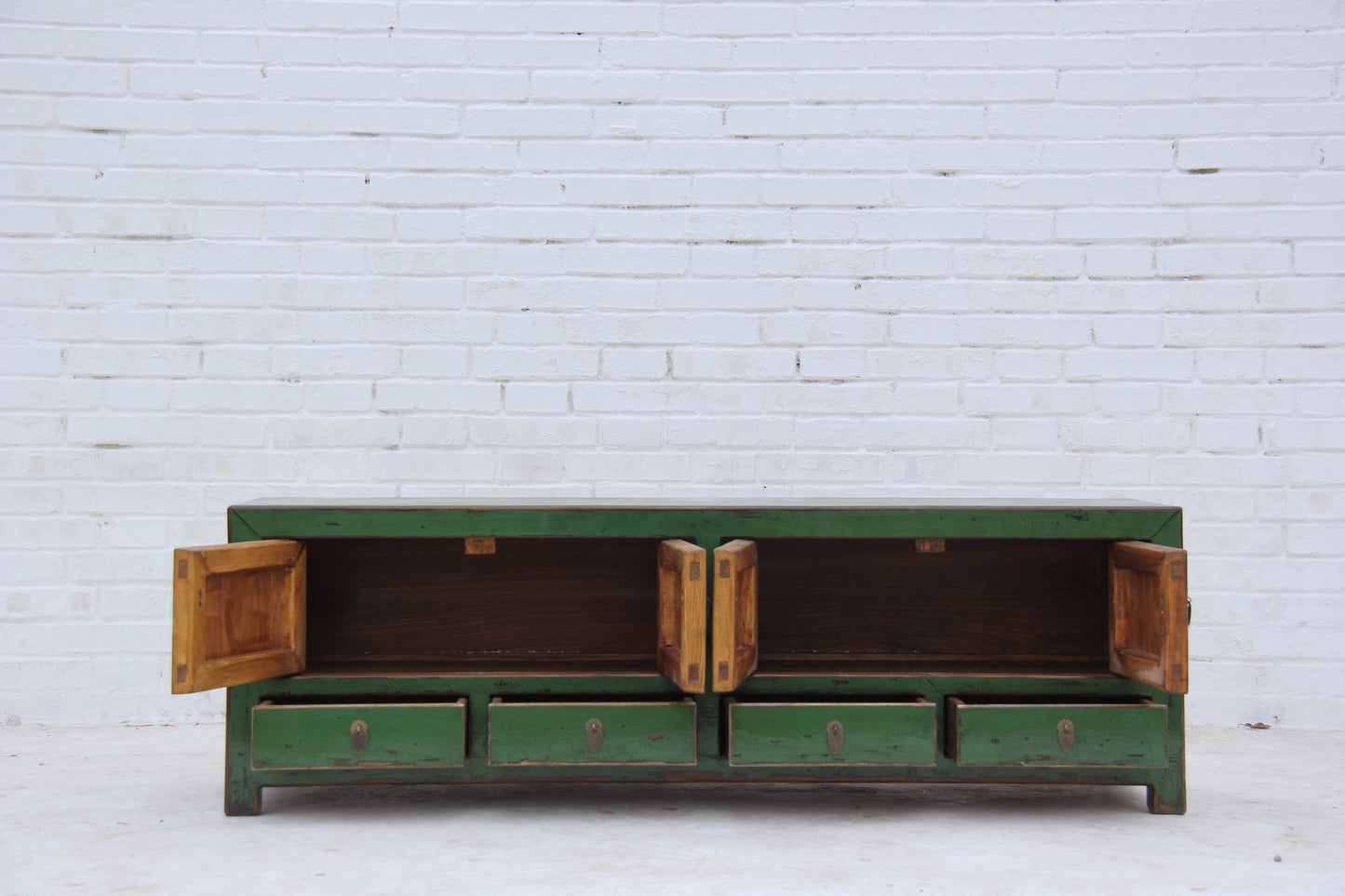 TV-Lowboard in nahtloser Verarbeitung aus Massivholz