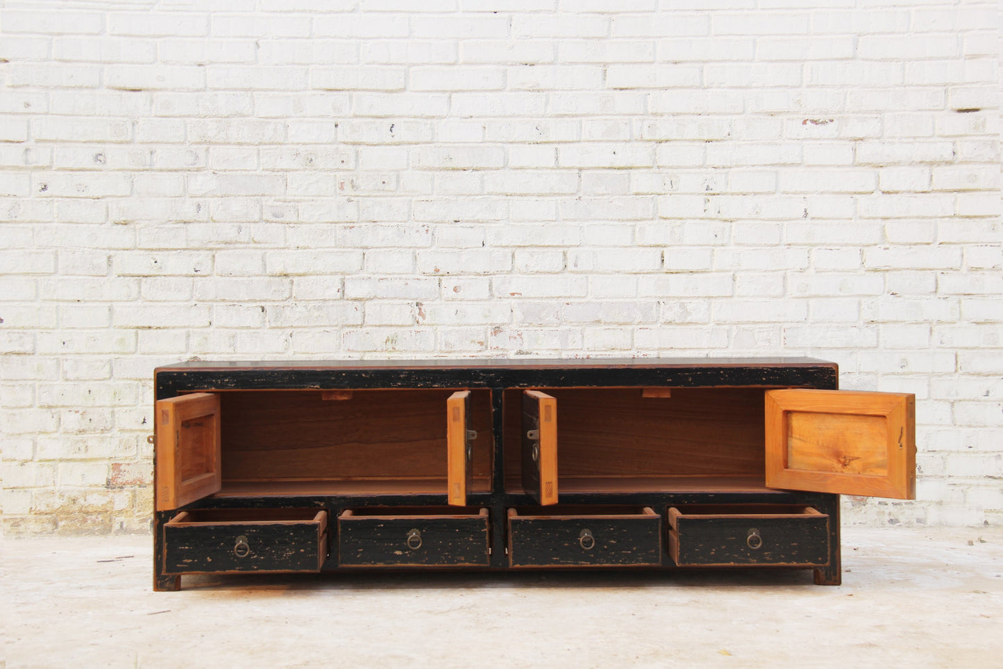 TV-Lowboard mit traditionellen Elementen Handarbeit Massivholz