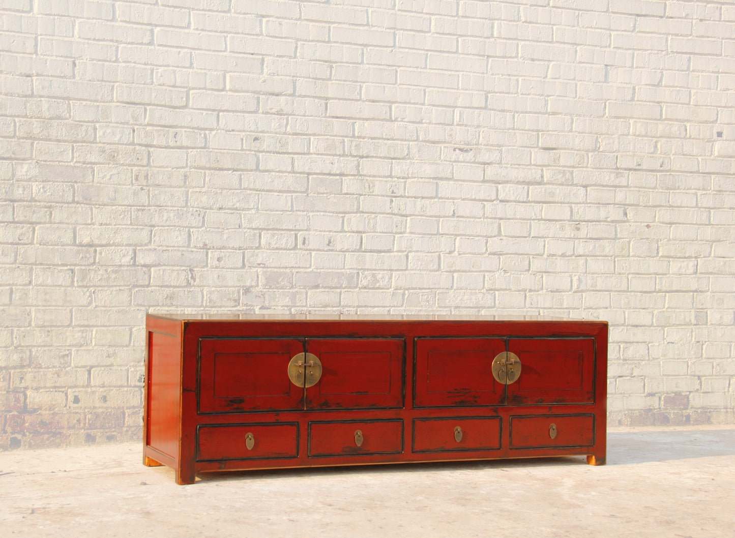 China Lowboard aus Massivholz mit traditionellen Elementen
