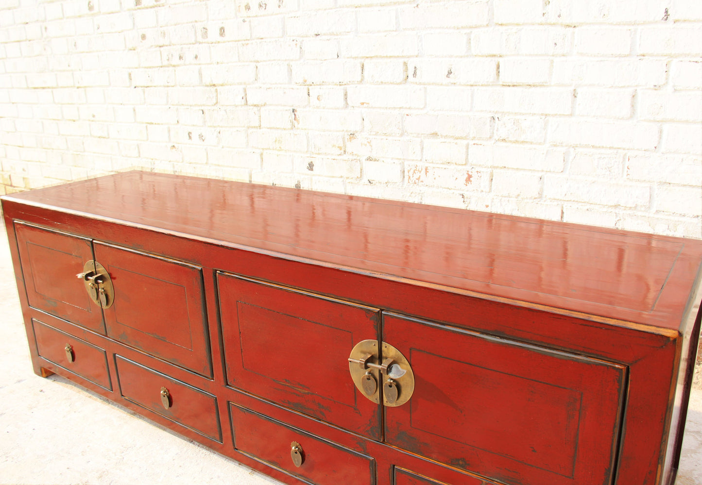 China Lowboard aus Massivholz mit traditionellen Elementen
