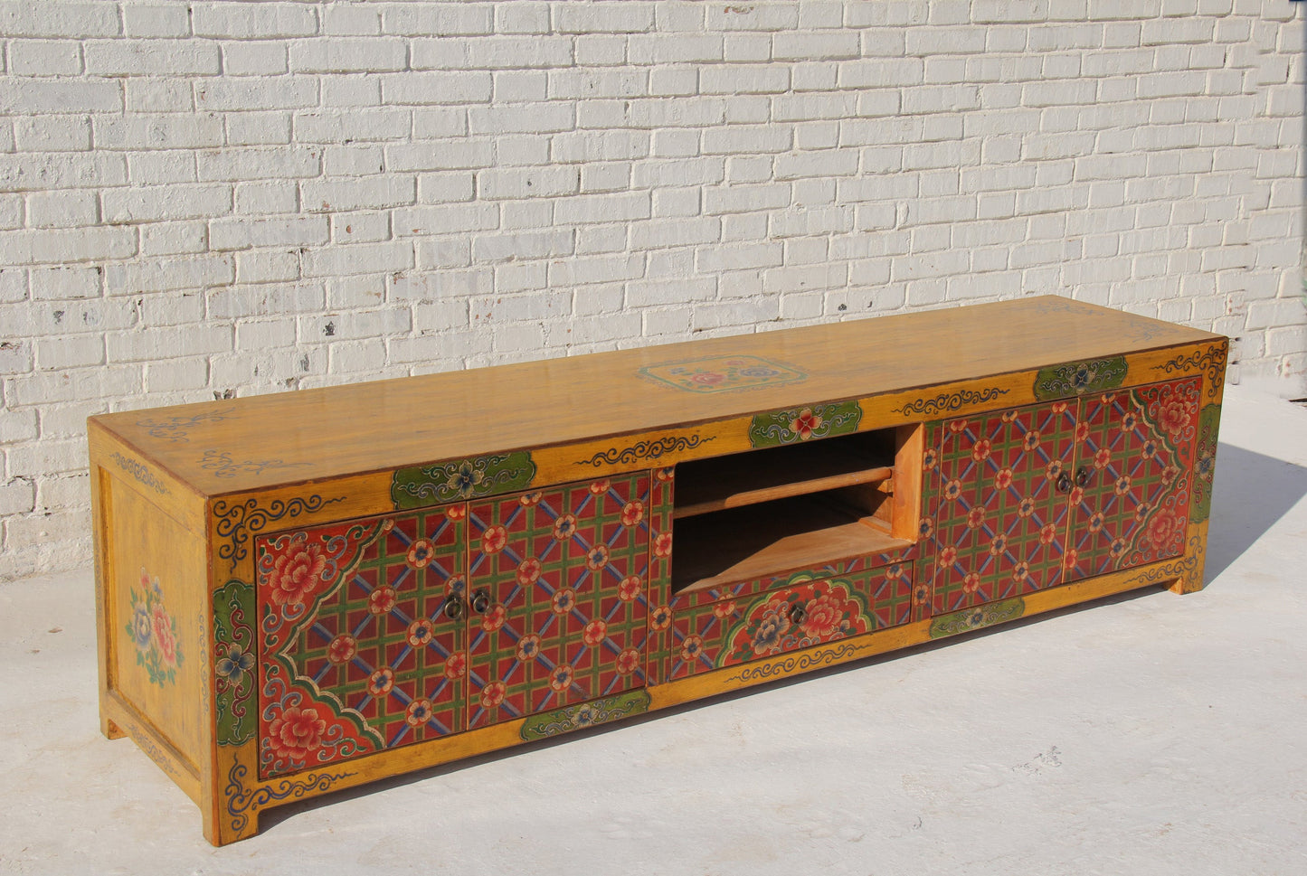China Lowboard mit aufwendiger Bemalung im tibetanischen Design