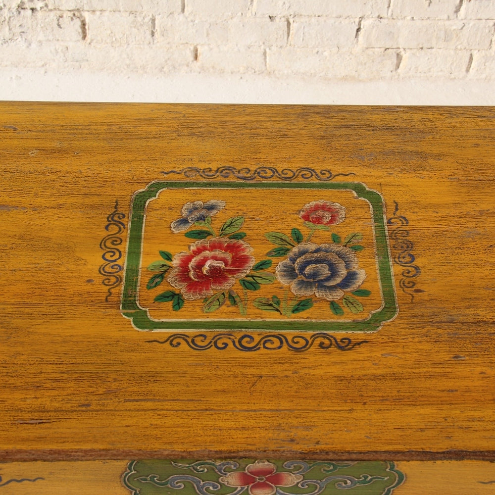 China Lowboard mit aufwendiger Bemalung im tibetanischen Design