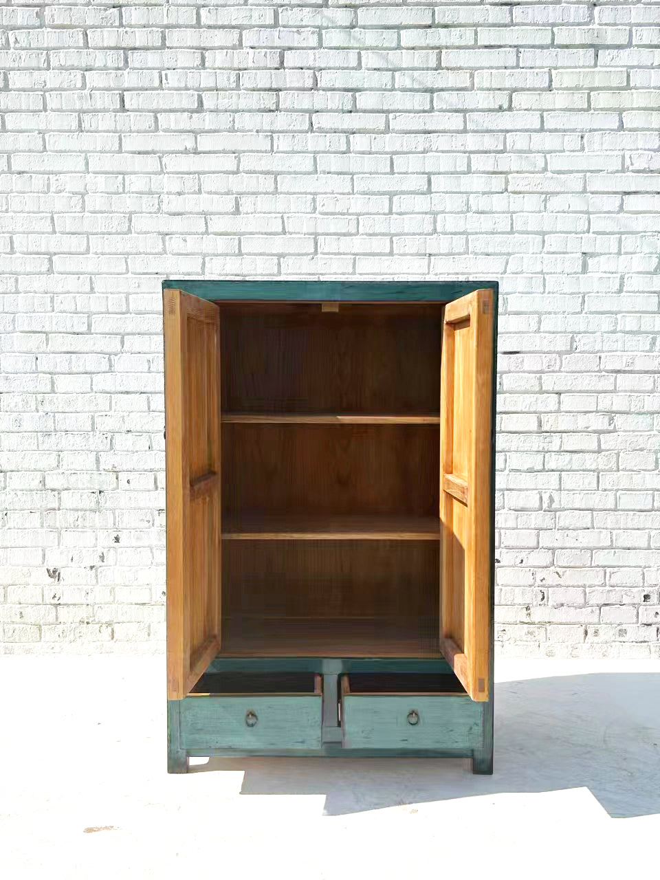 Moderner chinesischer Kleiderschrank mit Ombré Farbverlauf