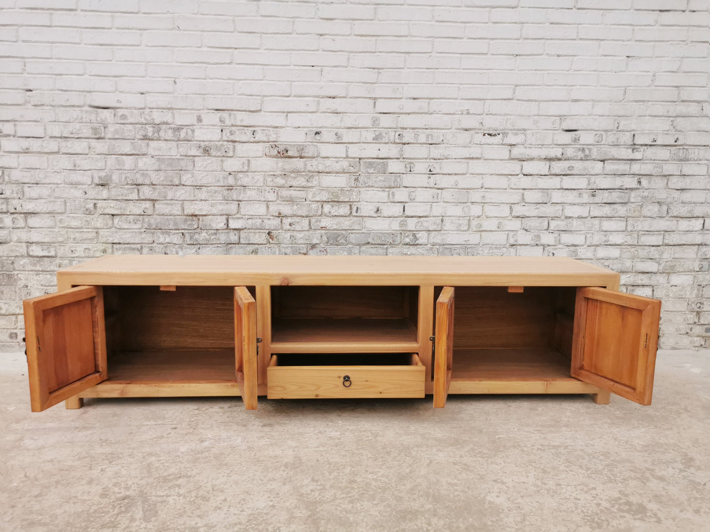 TV-Lowboard aus Massivholz mit minimalistischen Details