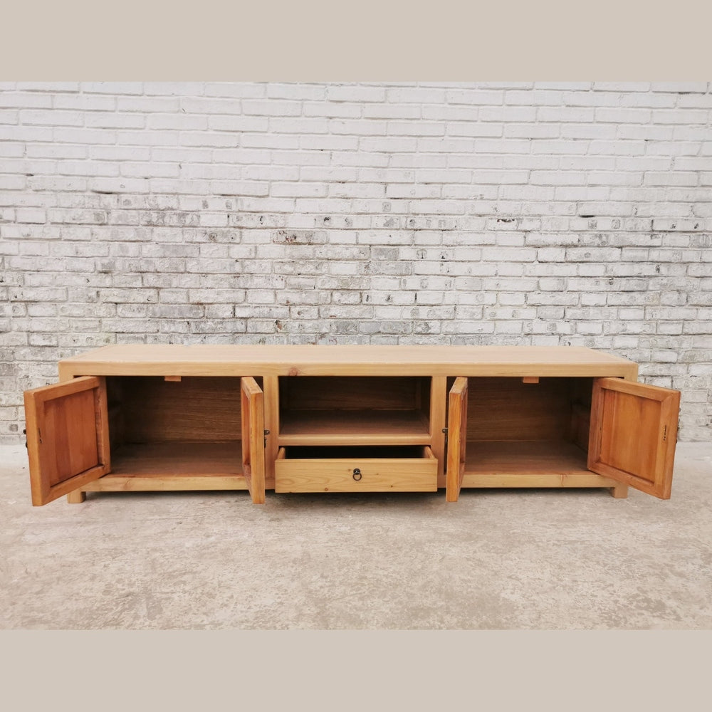 TV-Lowboard aus Massivholz mit minimalistischen Details