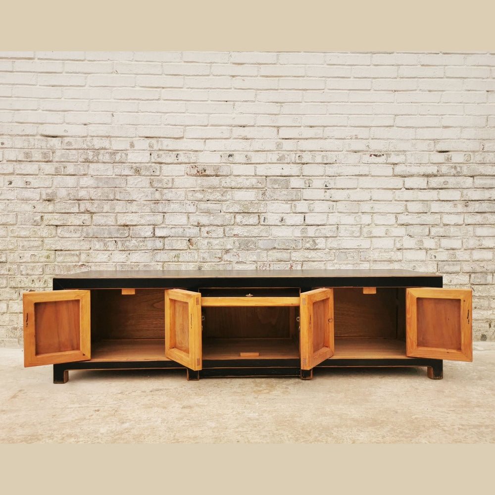 TV Lowboard in modernem Design mit traditionellen Details in Gold.