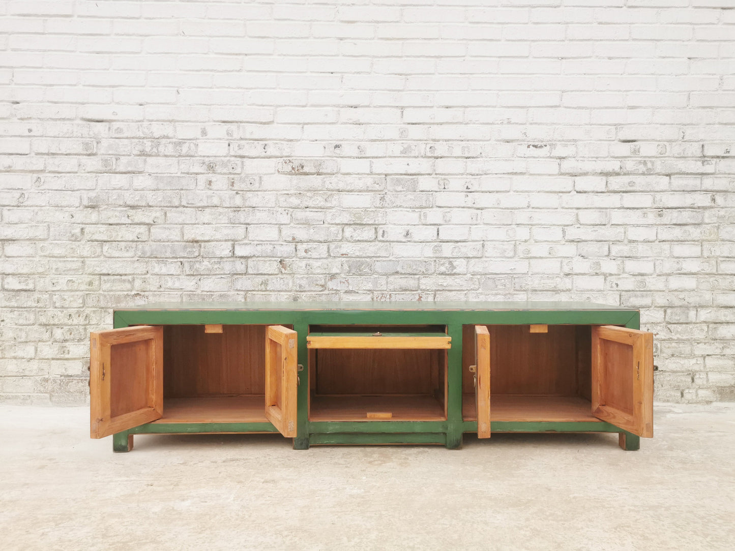 TV-Lowboard aus Vollholz in Trendfarbe