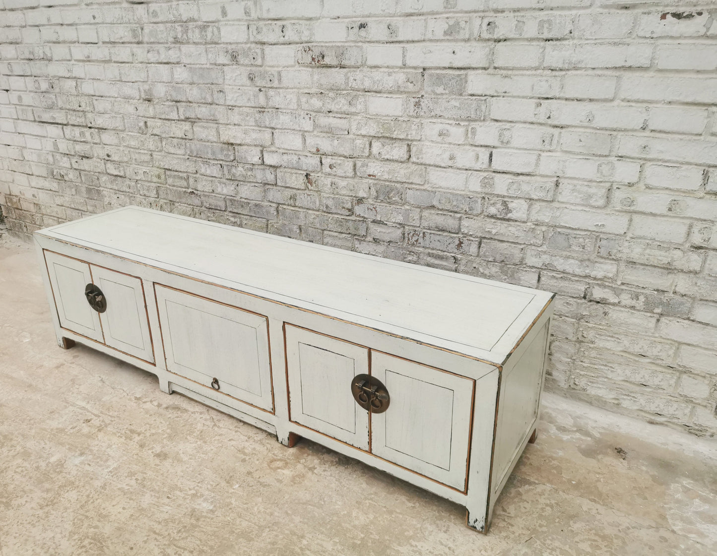 Minimalistisches China Lowboard mit antikem Finish