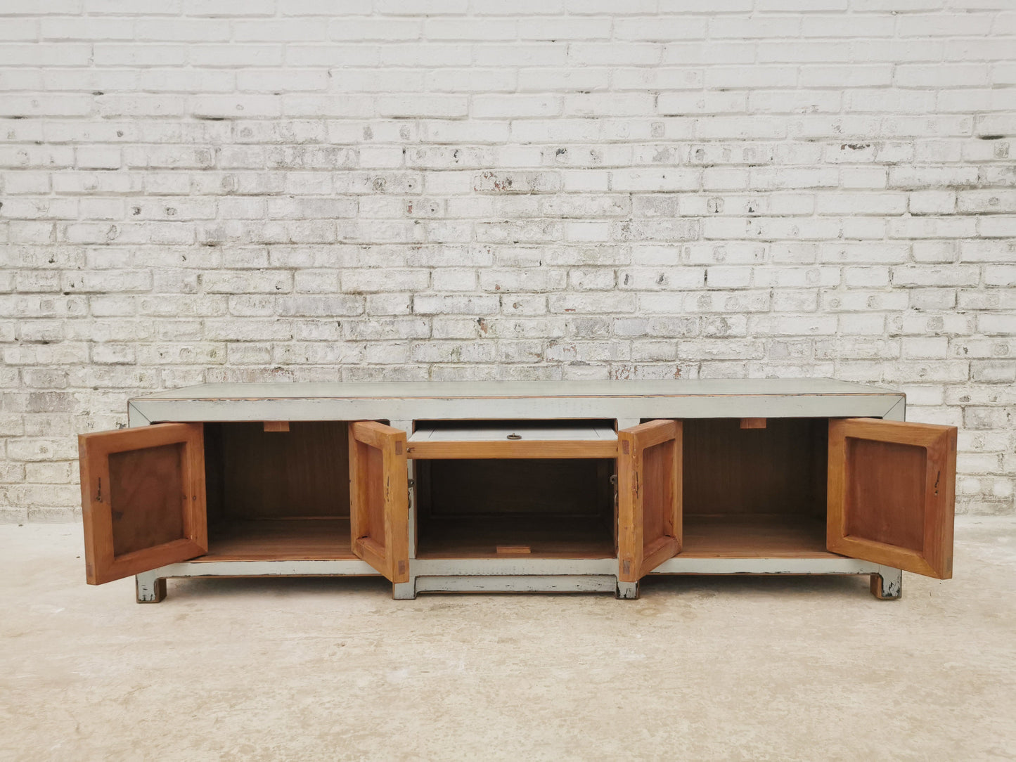 Minimalistisches China Lowboard mit antikem Finish