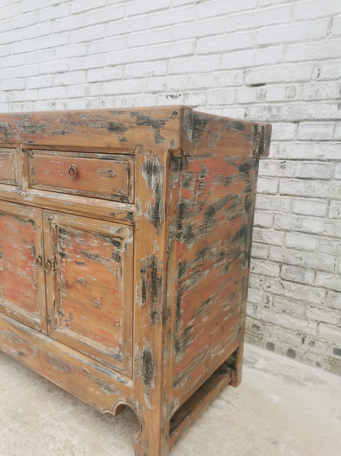 Antikes China Lowboard mit besonderem Finish aus Vollholz