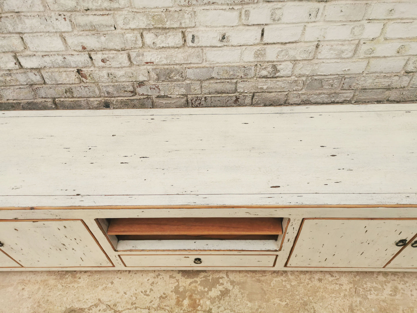 TV-Lowboard im Shabb Chic Stil aus Massivholz handgefertigt