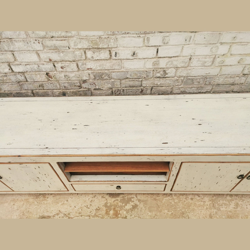 TV-Lowboard im Shabb Chic Stil aus Massivholz handgefertigt