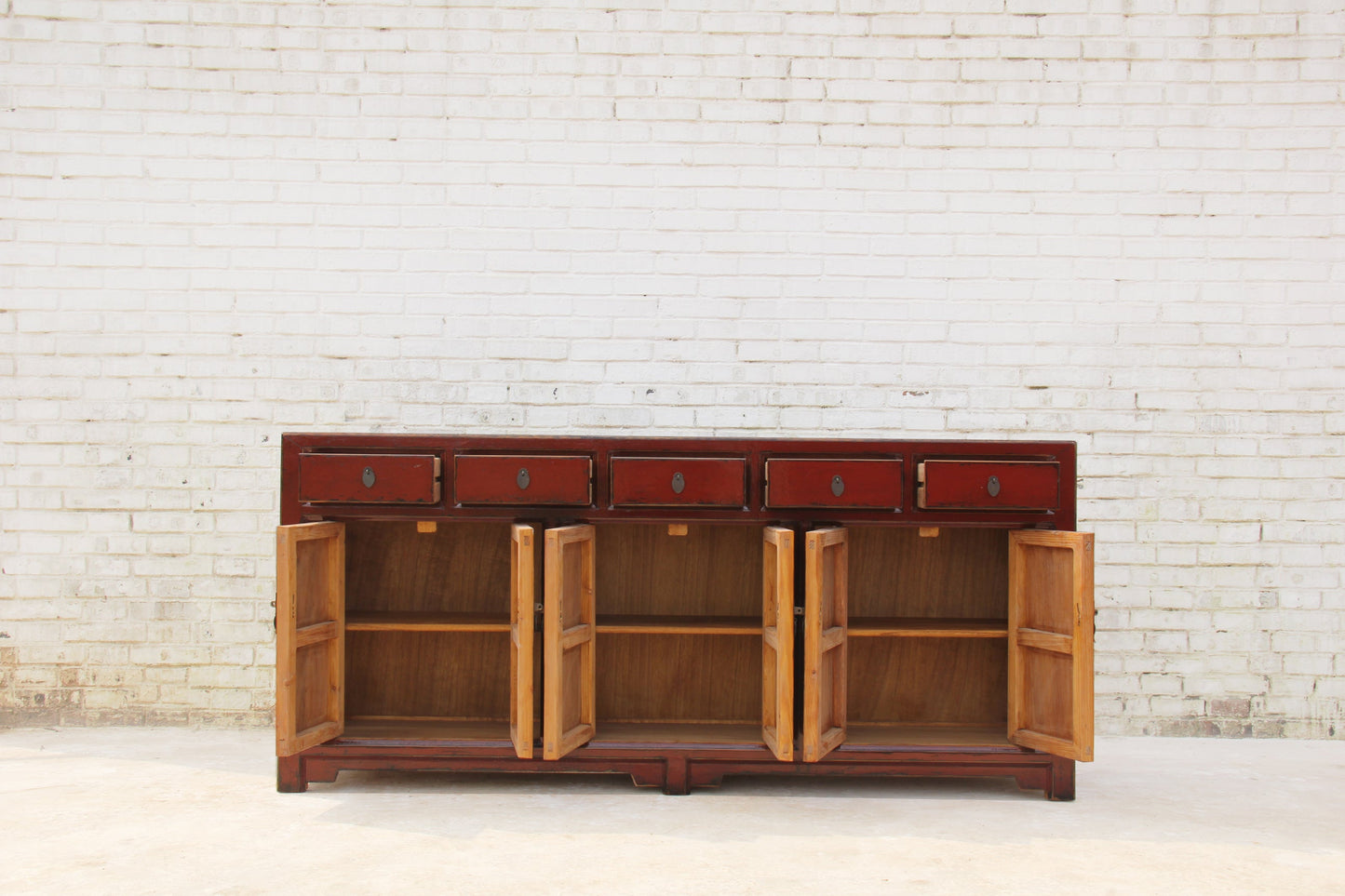 Asia Kommode mit karmesinroter Patina und traditionellen Details
