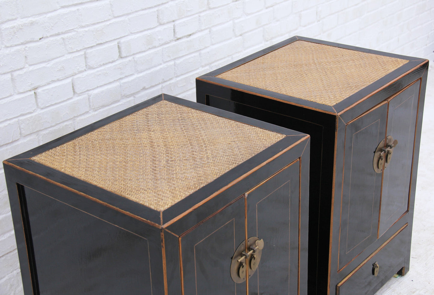 Edler Schrank aus Massivholz mit traditionellen Details
