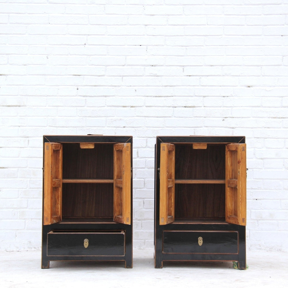 Edler Schrank aus Massivholz mit traditionellen Details