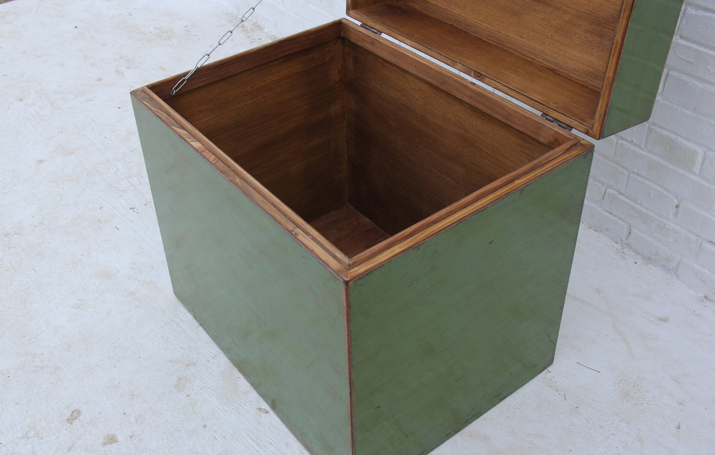 Beistellschränkchen aus Massivholz