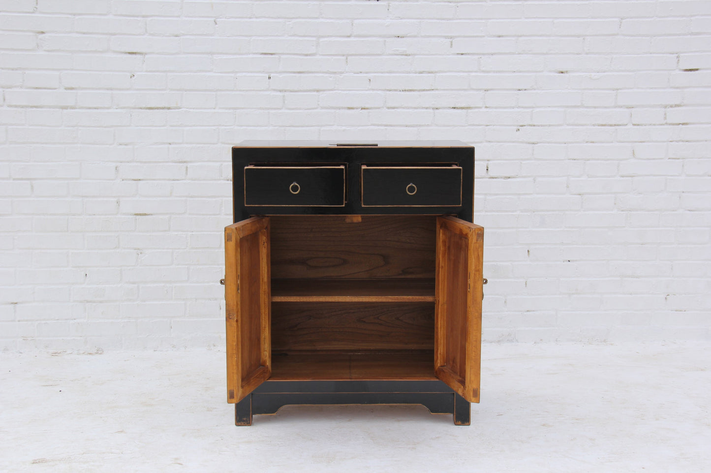 Minimalistisches Nachtschränkchen aus edlem Vollholz handgefertigt
