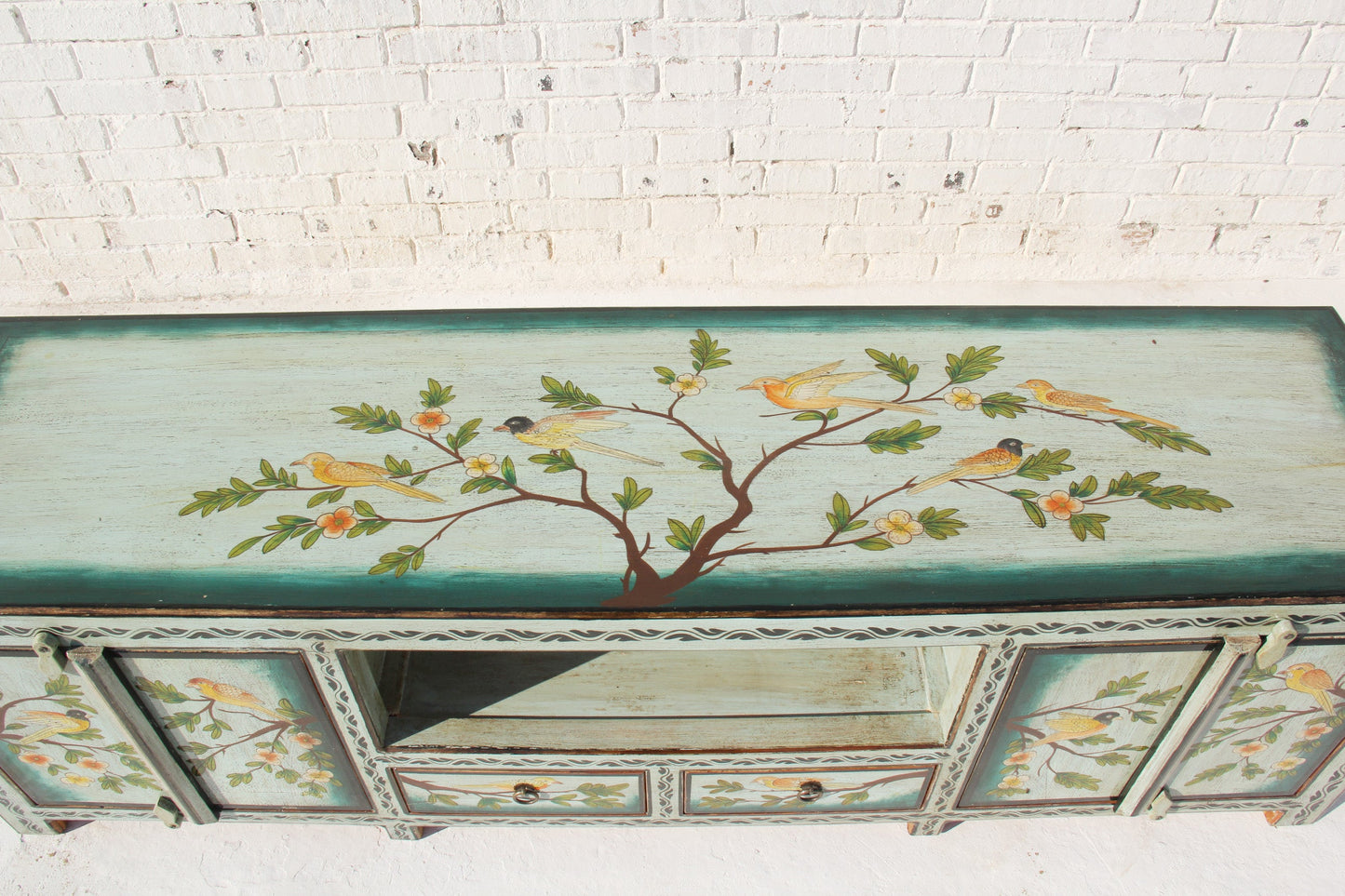 TV-Lowboard mit Motiv Bemalung aus edlem Naturholz handgefertigt