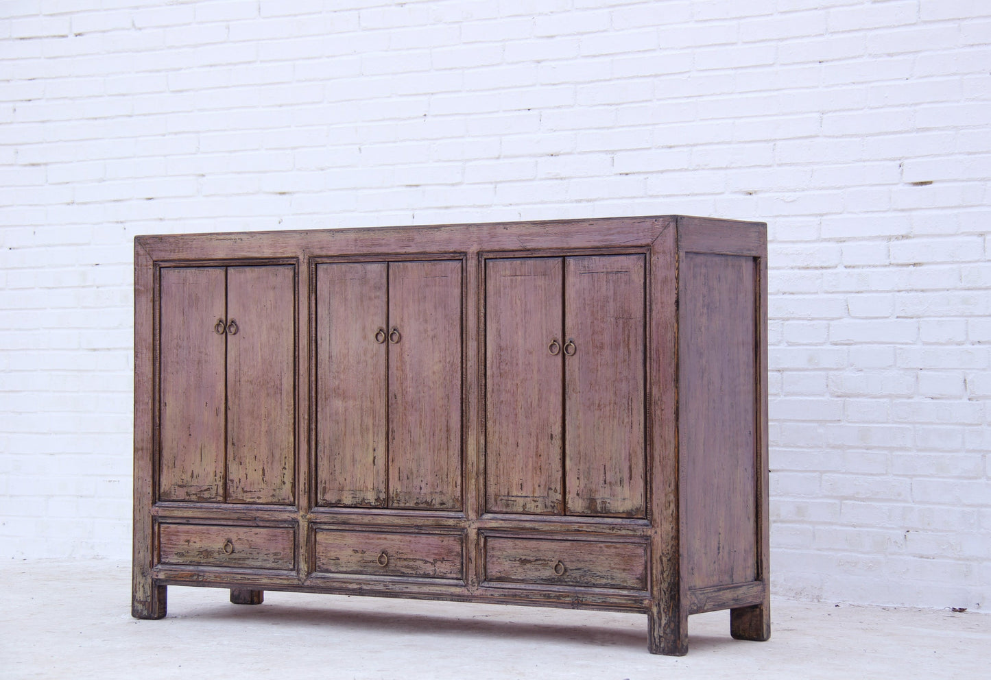 Moderne asia Kommode mit ausdrucksstarker Patina aus Vollholz