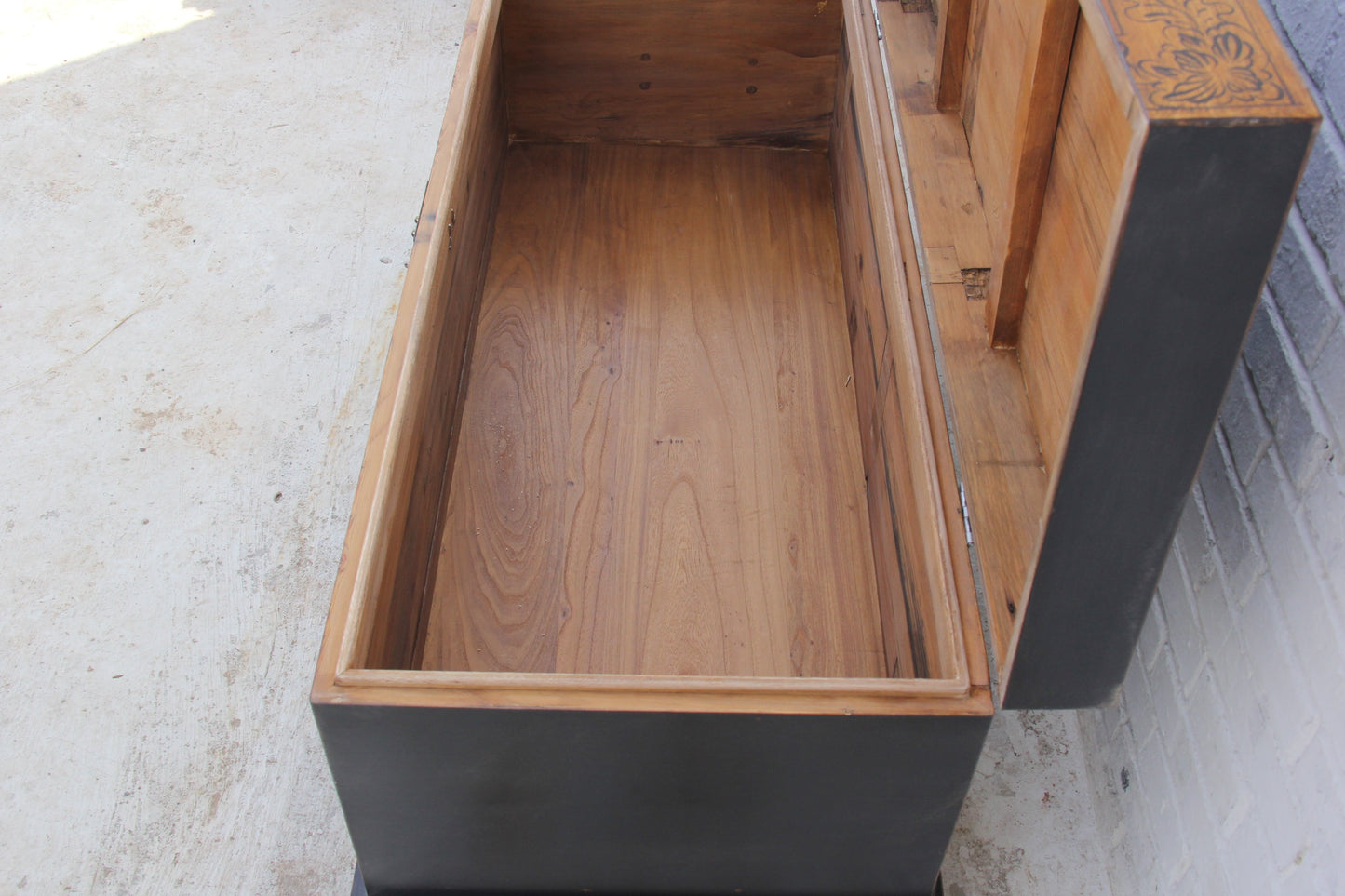 Eindrucksvolle Truhe in aufwendiger Handarbeit bemalt und aus Vollholz