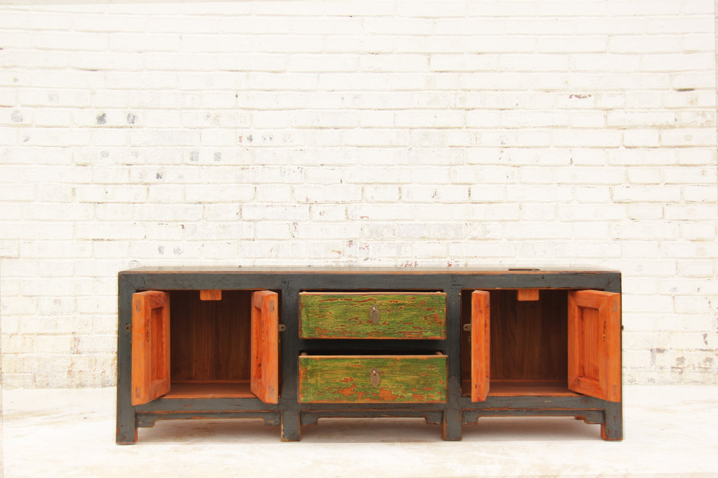 TV-Lowboard in moderner Farbgebung aus Massivholz.