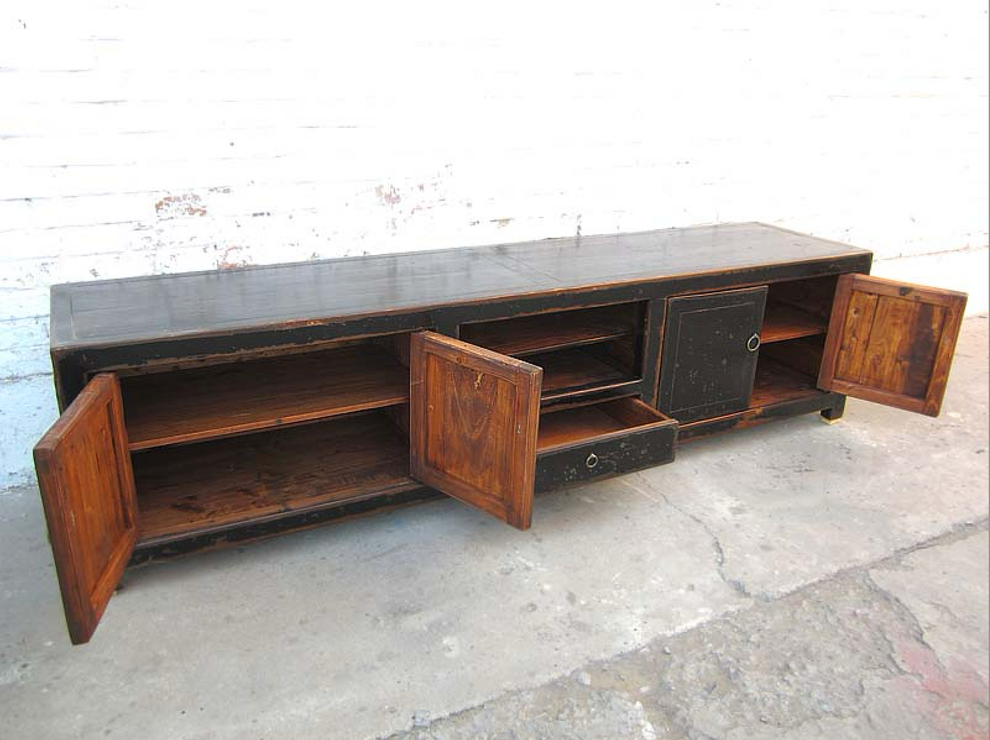 Minimalistische China Lowboard aus Vollholz in Handarbeit hergestellt