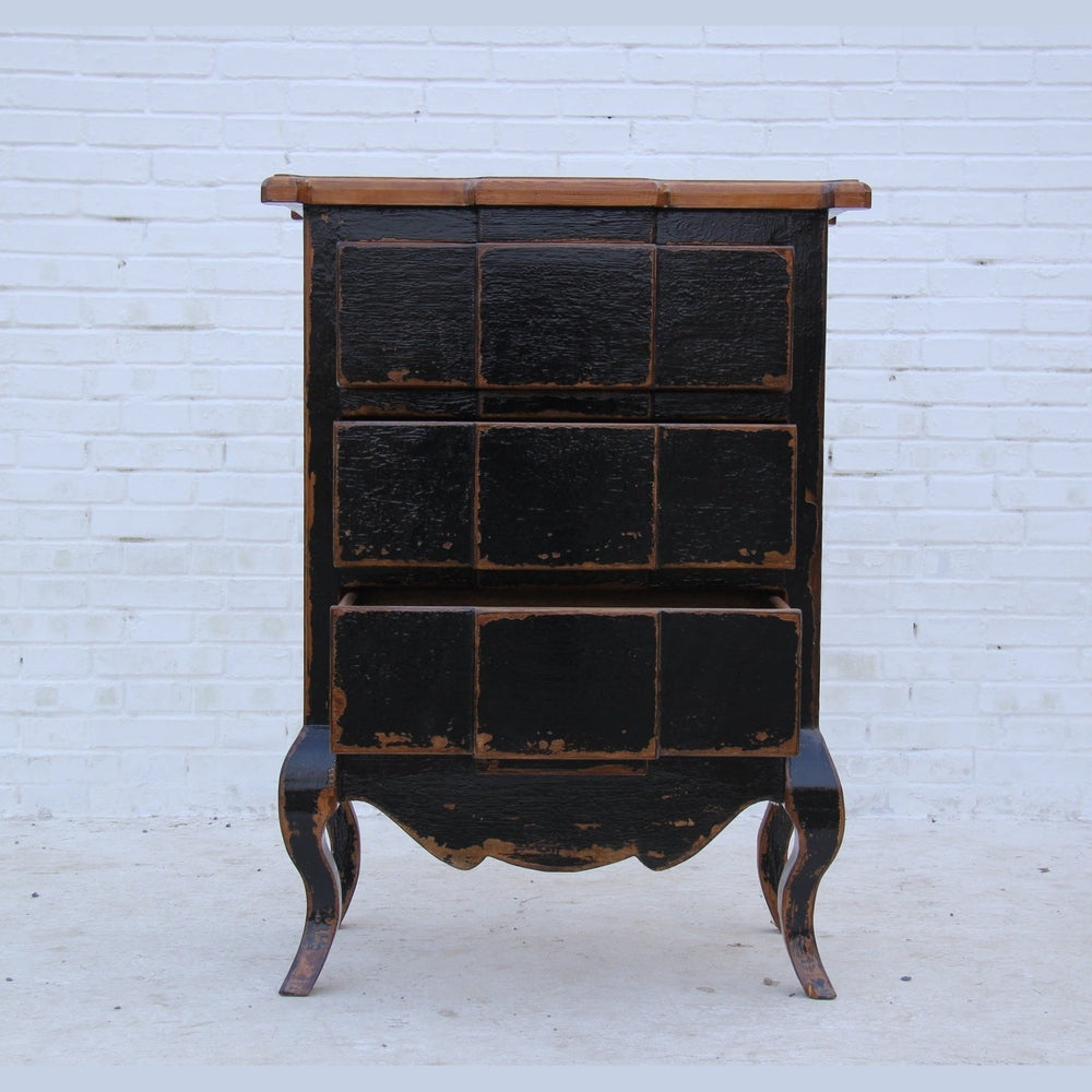 Einzigartiger Hochschrank aus Naturholz mit schwarzer Patina.