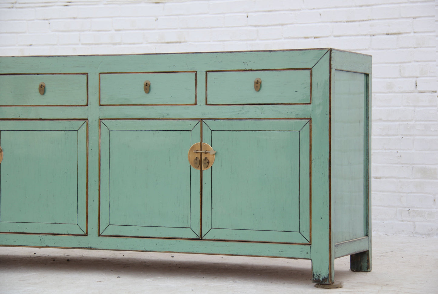 Anrichte mit himmelblauer Lasur und verspielten Design aus Massivholz