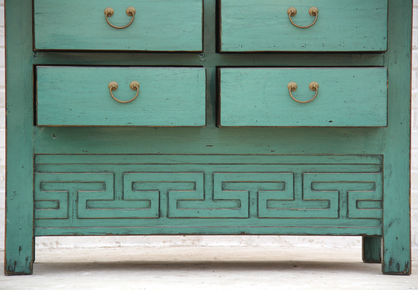 Kleiderschrank aus massivem Holz gefertigt in kornblumenblauer Patina