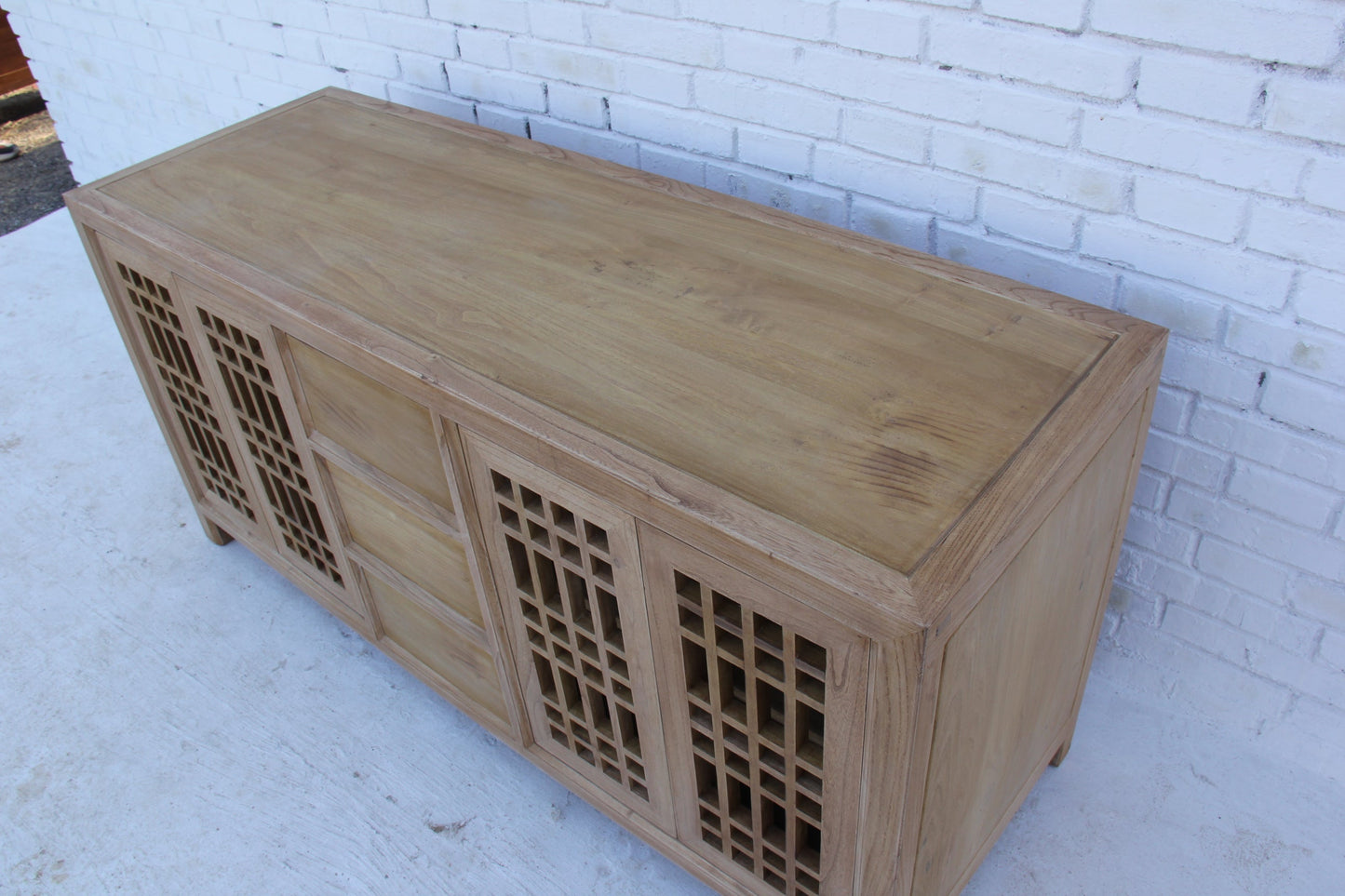 Asia Kommode mit luftigem Gitterdesign aus Massivholz